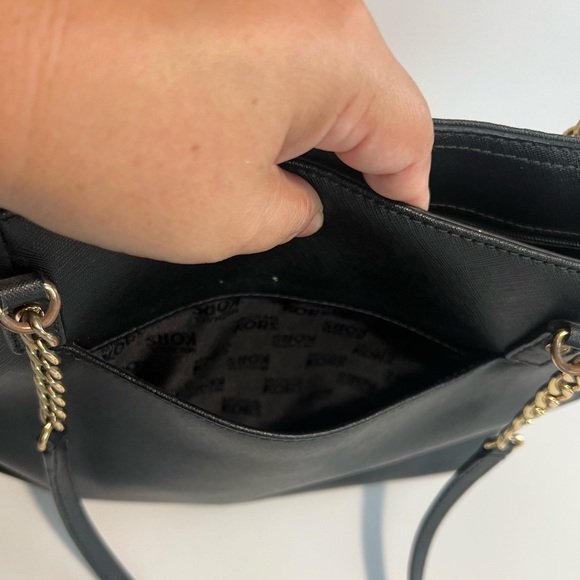 MICHAEL KORS Medium CHAIN LOGO
SHOULDER BAG - Picture 6 of 15